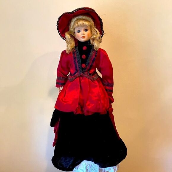 Heritage mint 1996 Porcelain doll 18 inches - Picture 3 of 8